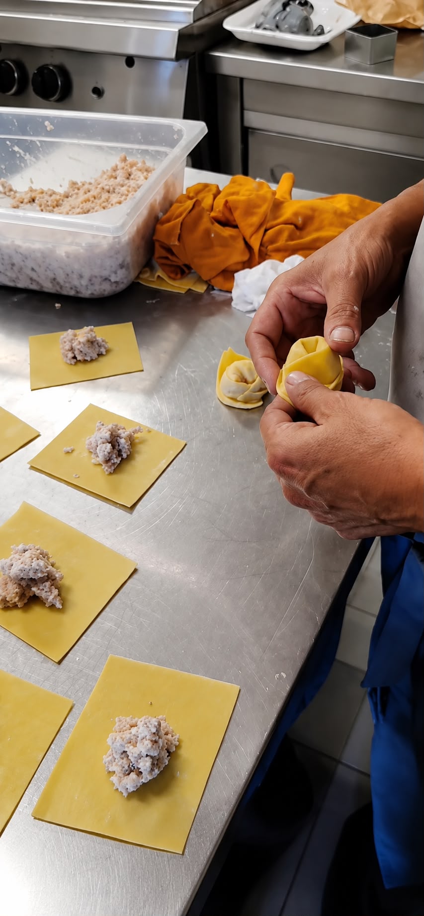Preparazione a mano dei tortellini di pasta fresca nella cucina dell'Osteria del Vergante