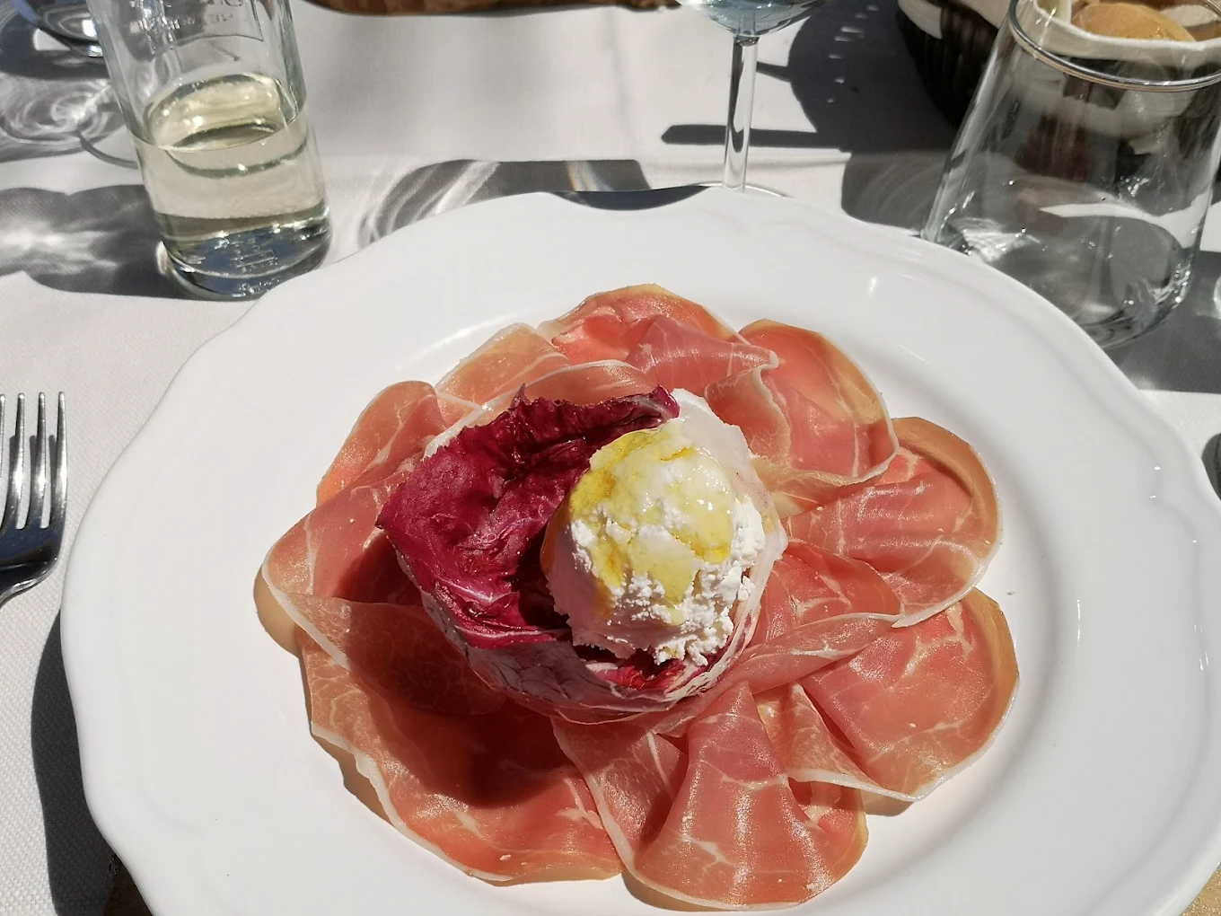Piatto di prosciutto crudo con ricotta e radicchio all'Osteria del Vergante