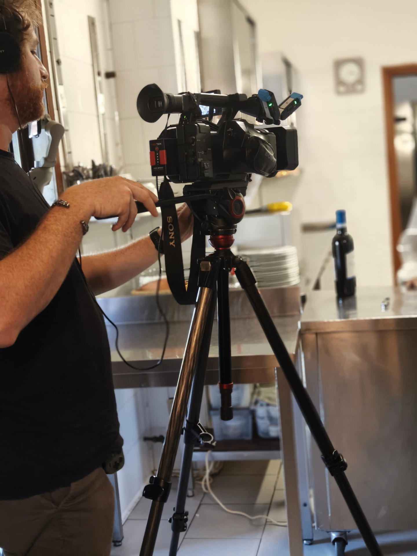 Addetto alle riprese durante la realizzazione del servizio di Mediaset in cucina