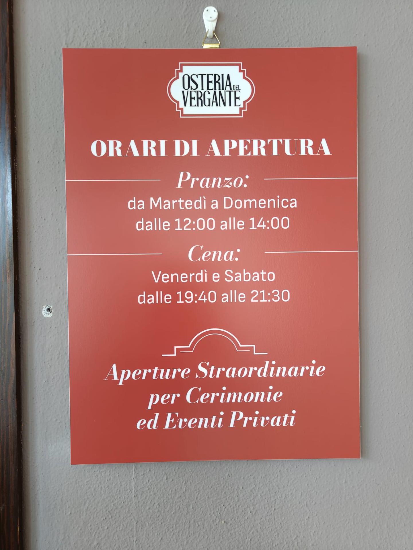 Cartello degli orari di apertura dell'Osteria del Vergante