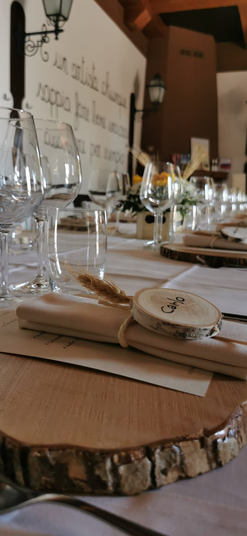 Tavola apparecchiata dell'Osteria del Vergante con sottopiatto in legno