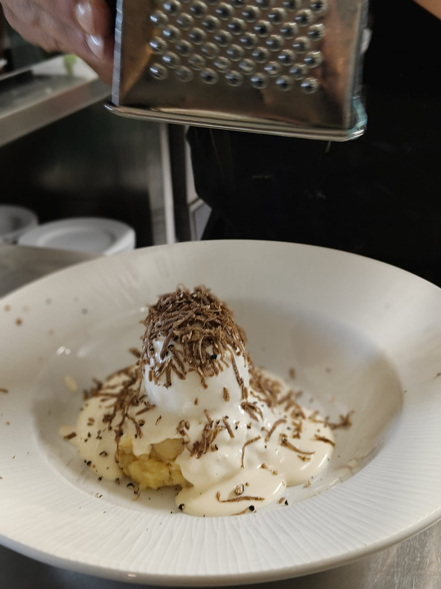 Piatto del menù con uovo poché, crema di formaggio e tartufo grattugiato all'Osteria del Vergante